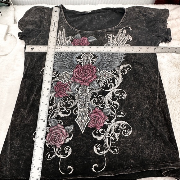 Full Throttle Saloon Ride on round neck short sleeve grey pink white cross roses - Picture 4 of 9